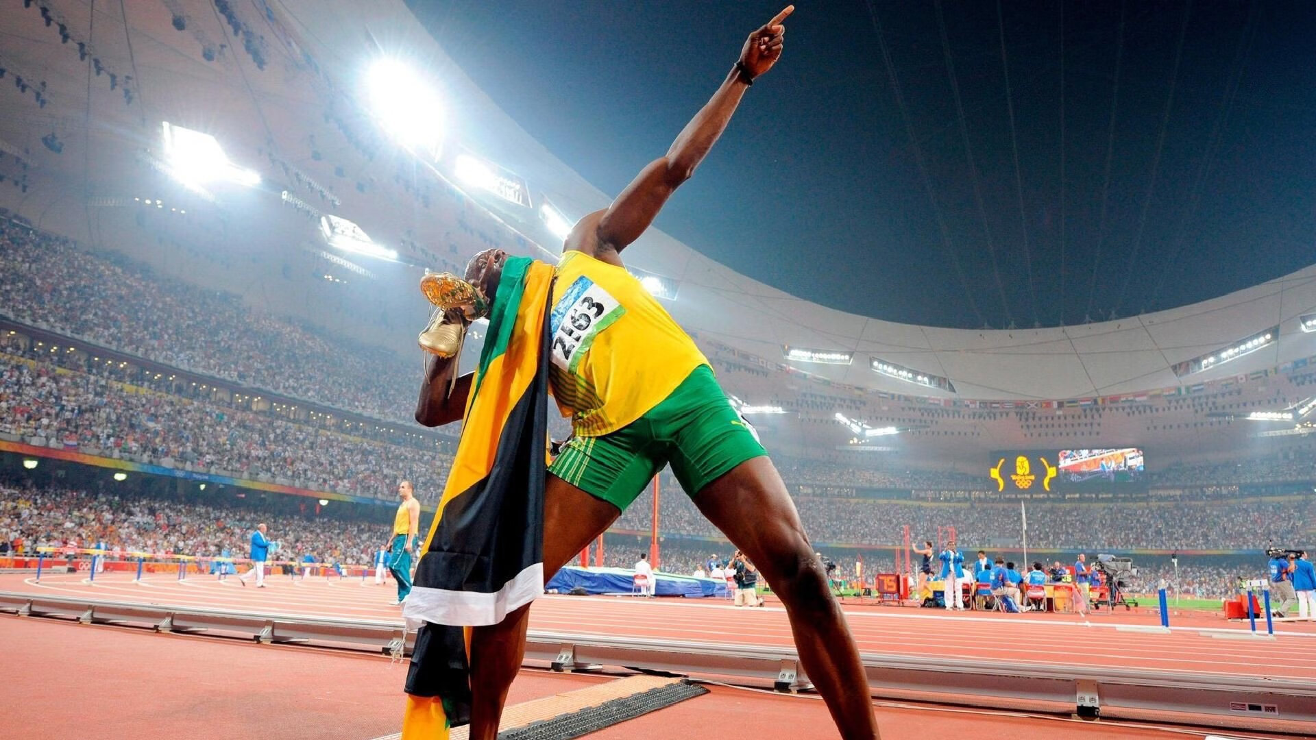 “飞盘竞技:三叉湖田径场成全球飞盘高手的竞技场”